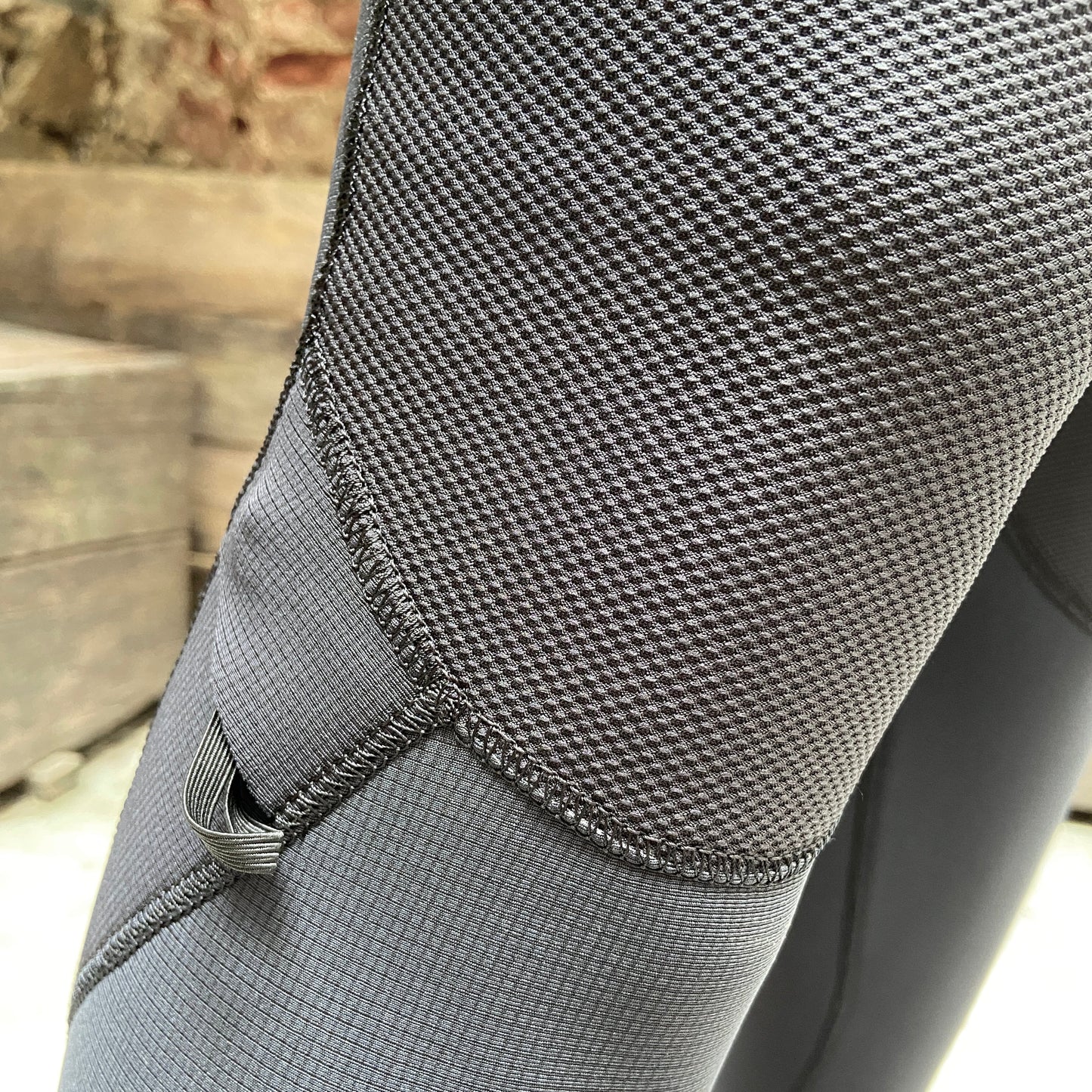 Detailed view of the knee O'Neill Hyperfreak 4/3mm+ Chest Zip - Black - Men's Full Wetsuit