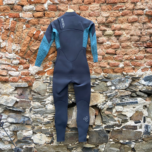 Back View of the Xcel Women's Comp Wetsuit 4/3mm hanging - Floral design - Full wetsuit