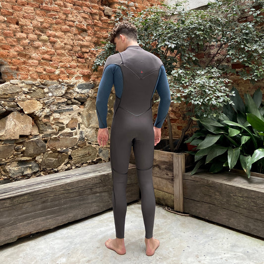 Back view of O'Neill Hyperfreak Fire 4/3mm+ Chest Zip- Grey and Blue - Men's Wetsuit - On person
