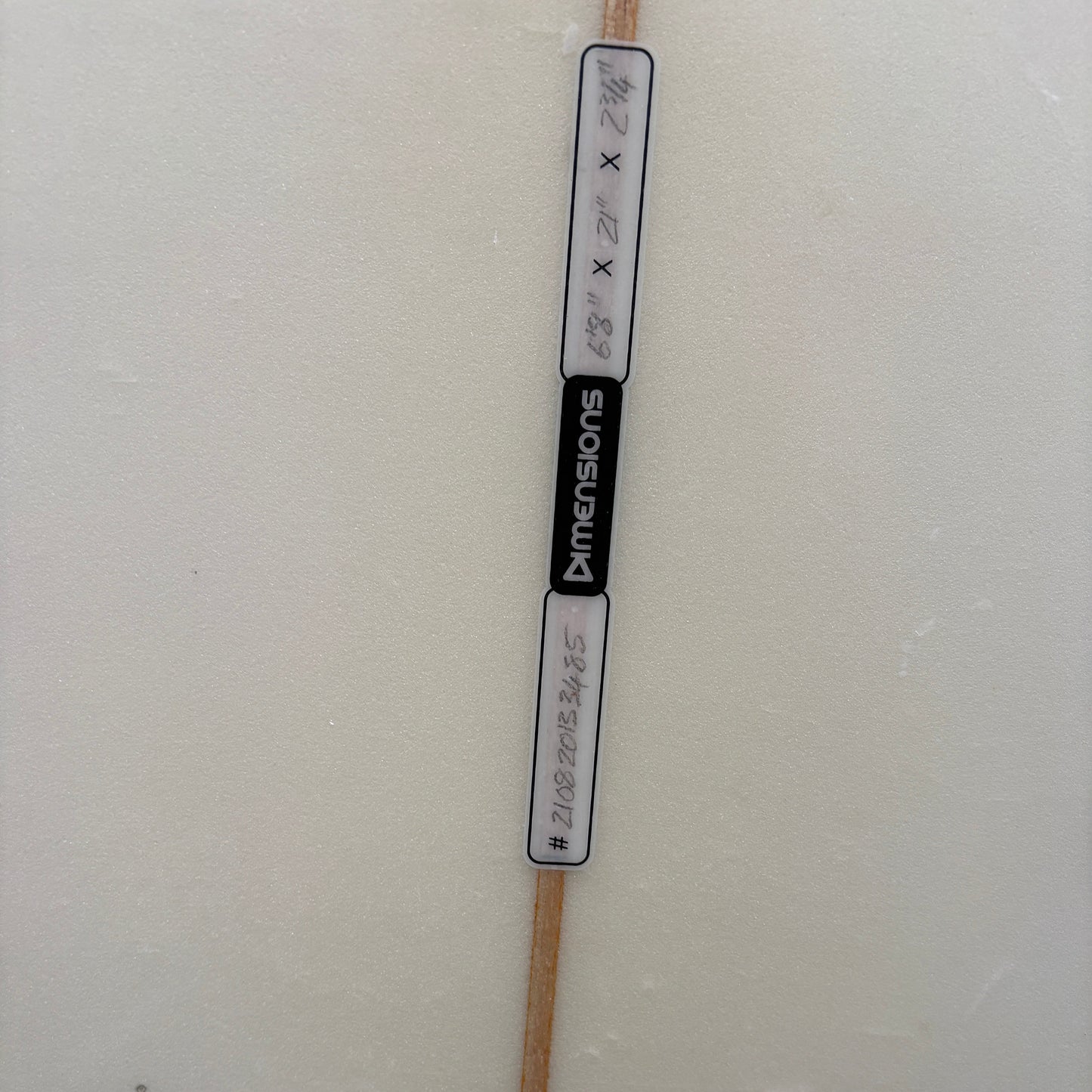 Measurements on a white surface with a pencil