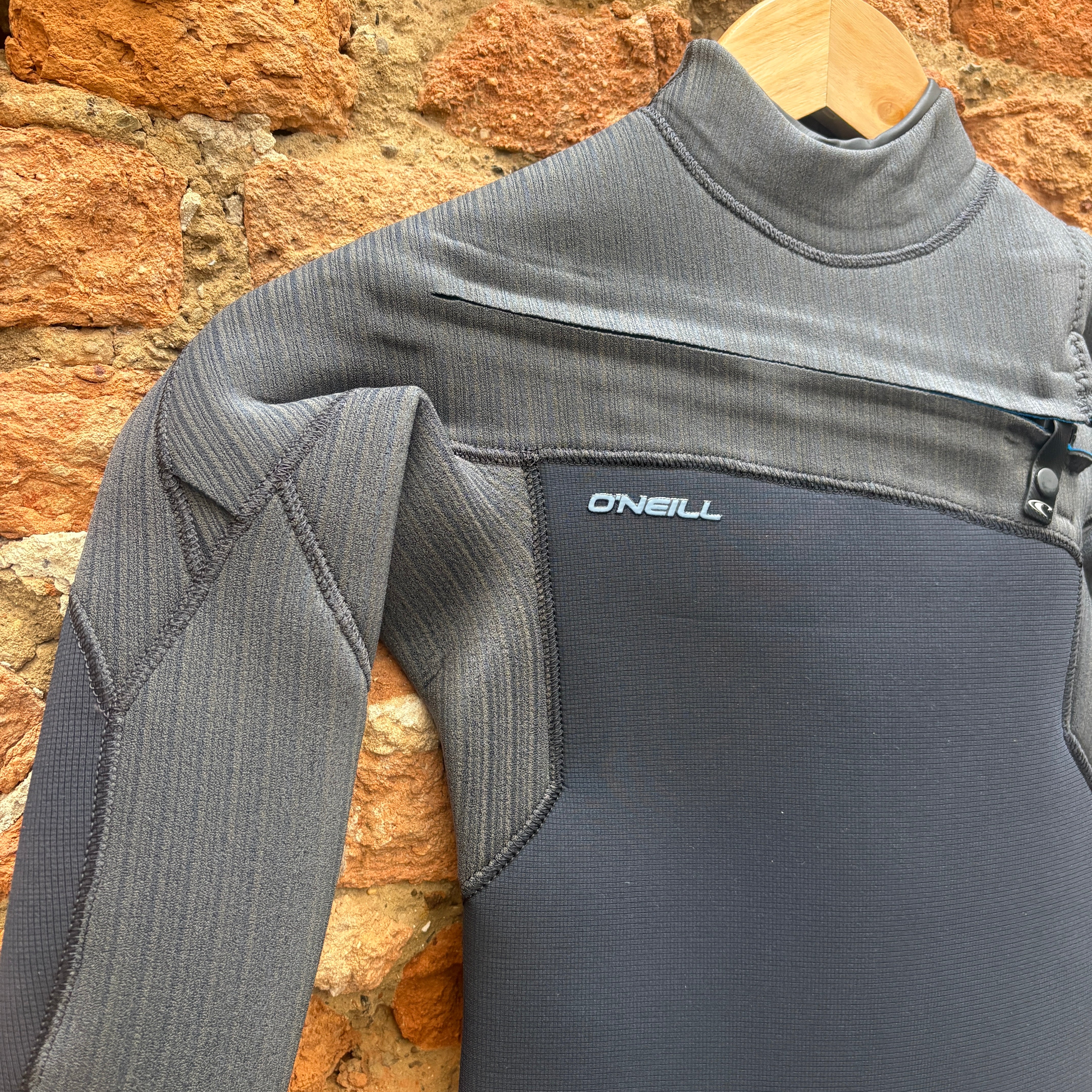 O'Neill Youth Hyperfreak 4/3mm+ Wetsuit | Youth Chest Zip | Keep