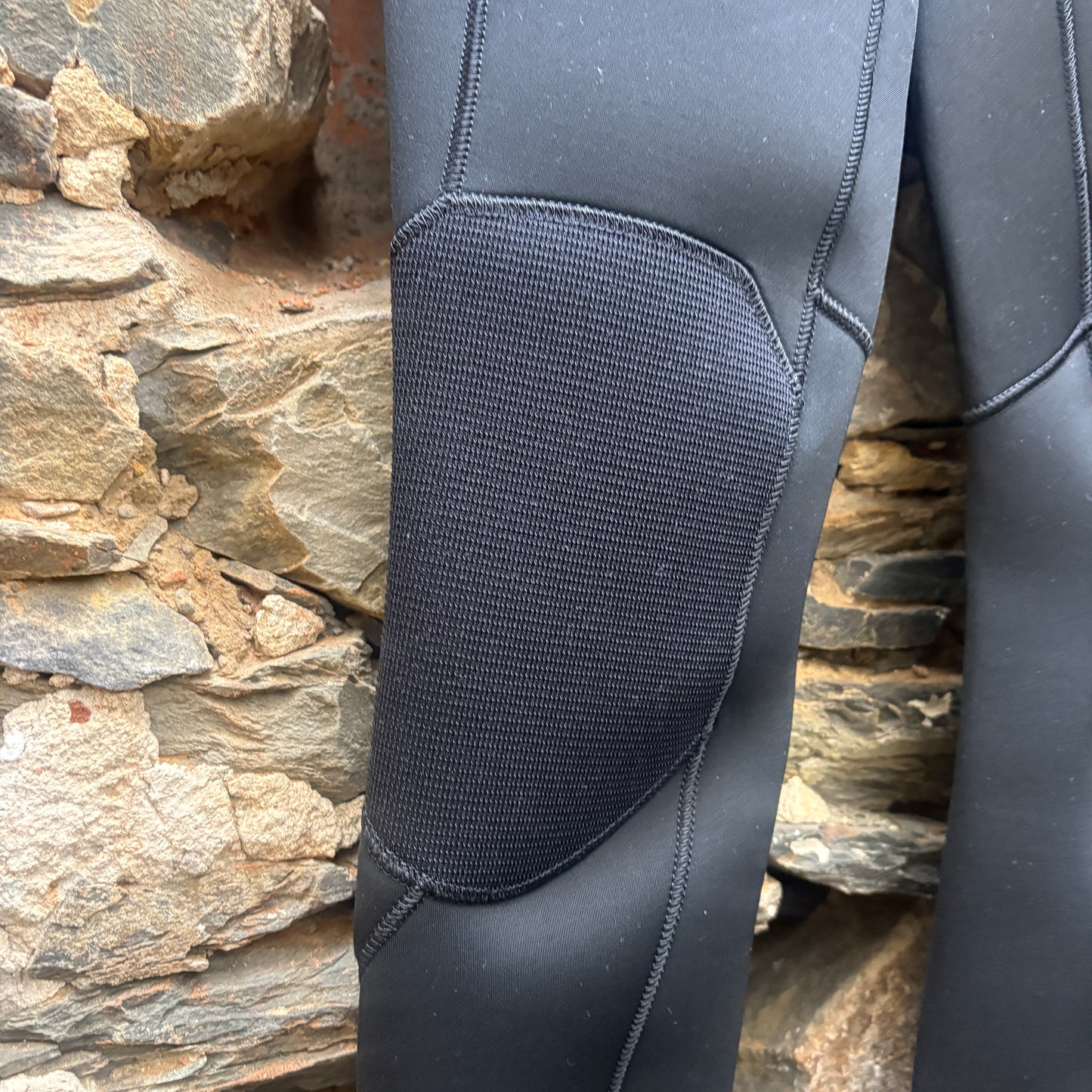Wetsuit knee protection 