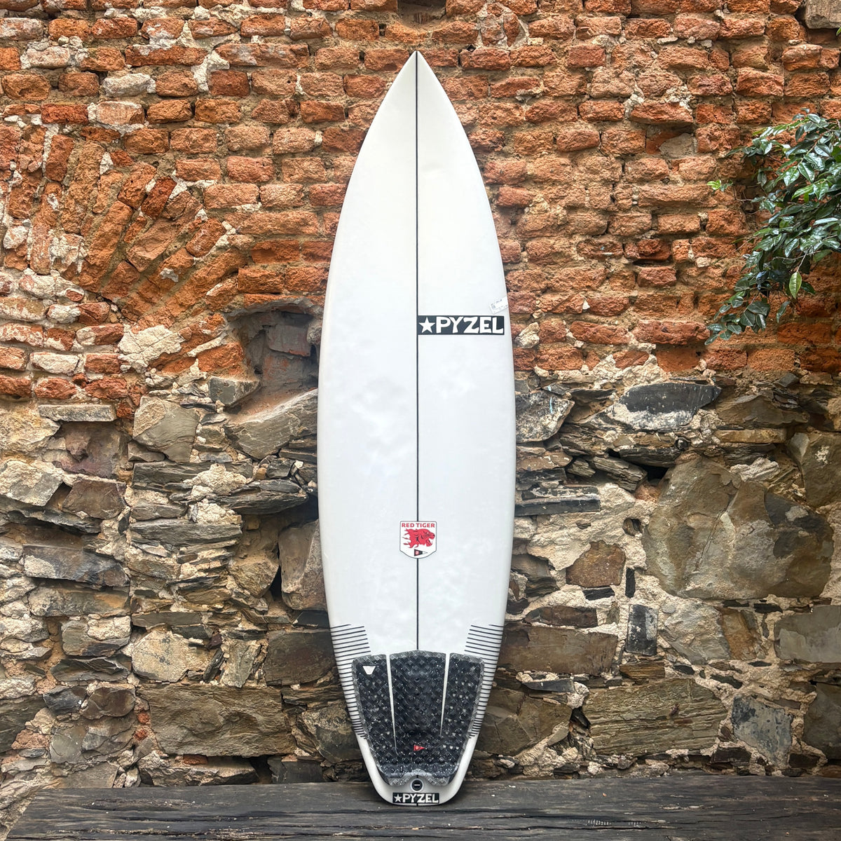 Pyzel Red Tiger 5'11" × 19 3/8" × 2 7/16" – 29.8L Second Hand Surfboard