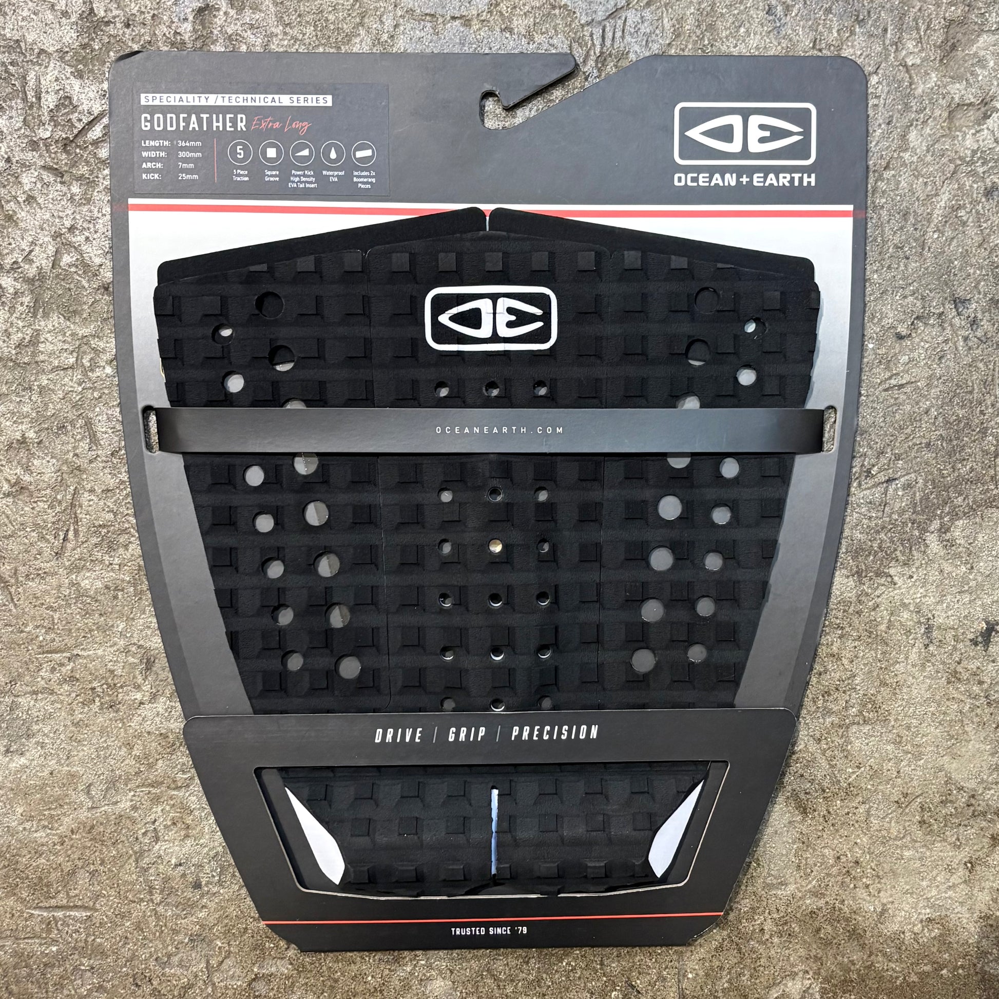 Black and white OCEAN&EARTH   GODFATHER Surf traction on a concrete surface