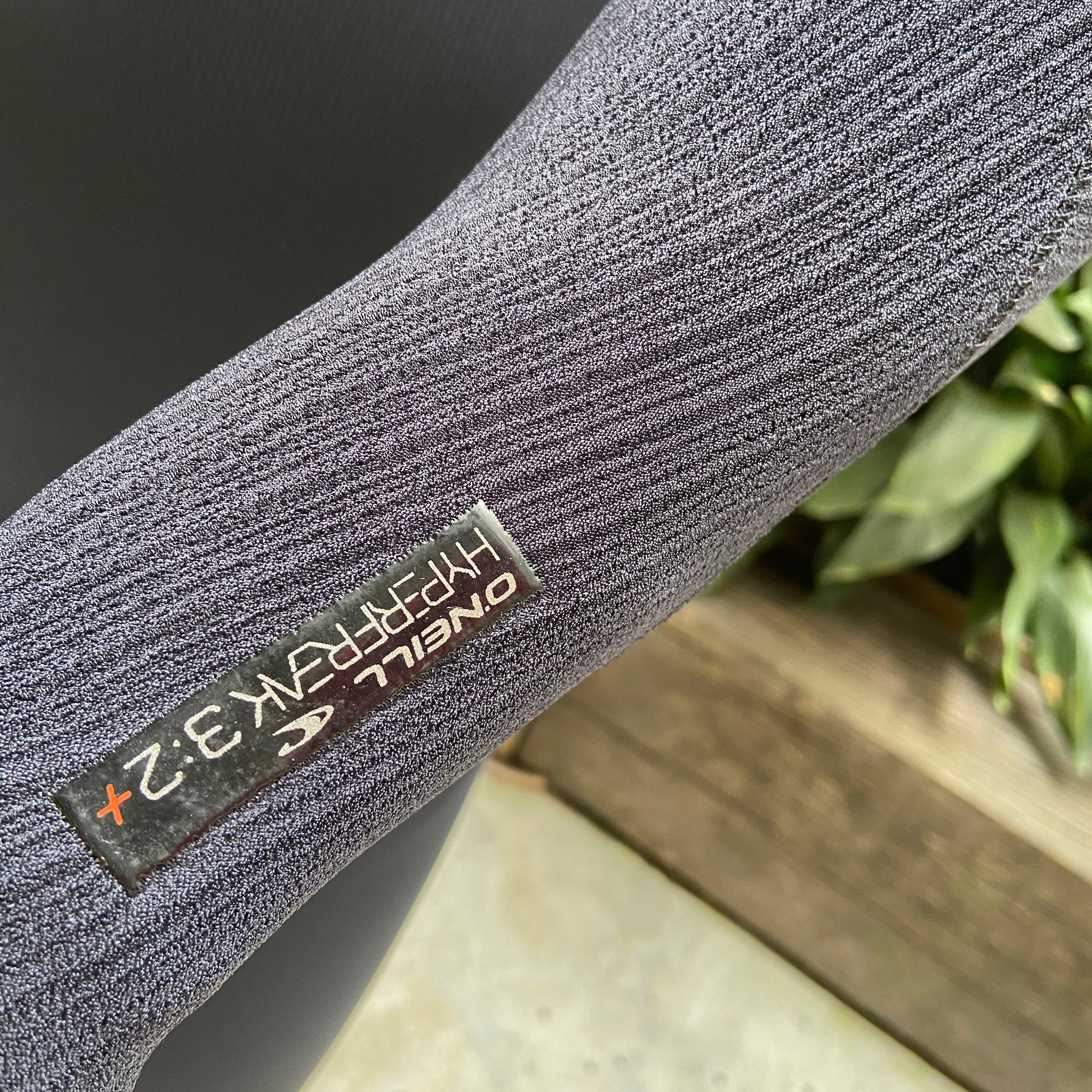 Detailed view of the sleeve on the O'Neill Hyperfreak 4/3mm+ Chest Zip - Black - Men's Fullsuit