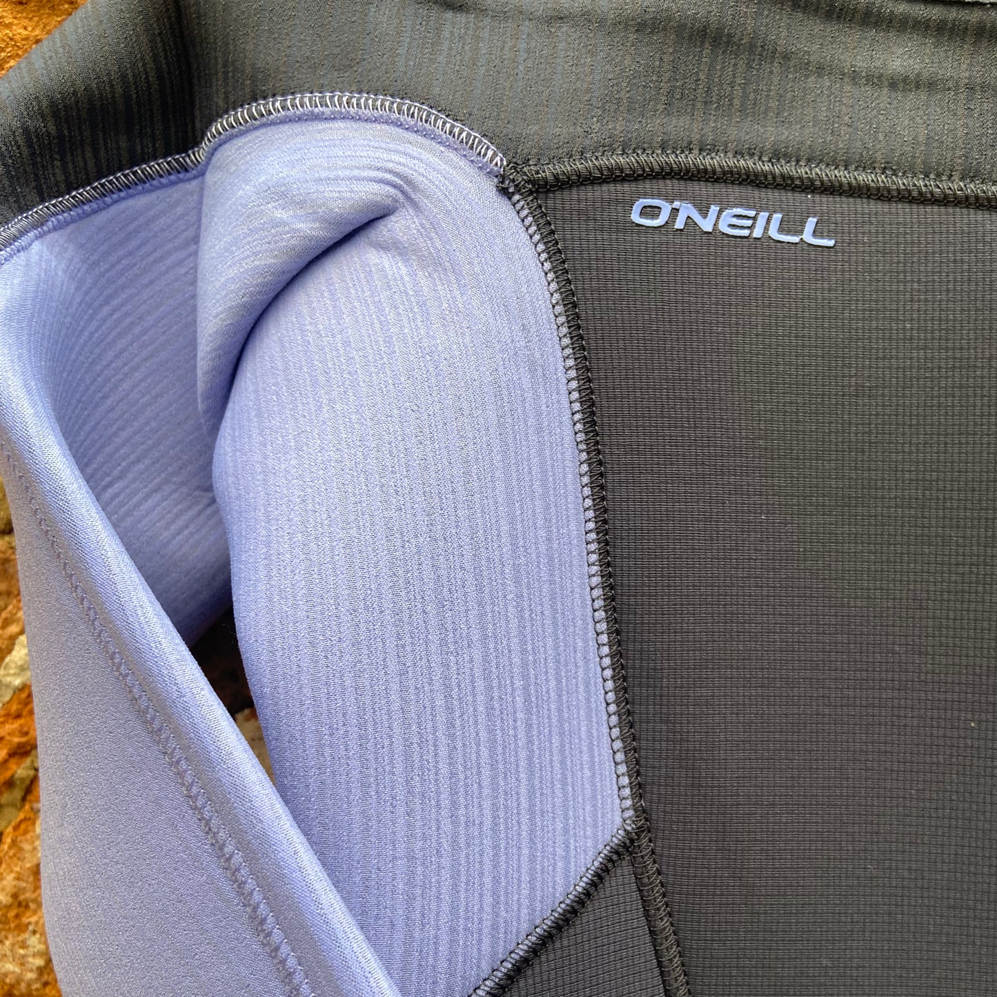 Detailed view of the shoulder on the O'Neill Woman's Hyperfreak Fuze 4/3mm+ Chest Zip - Gunmetal/Lily - Ladies Full Suit