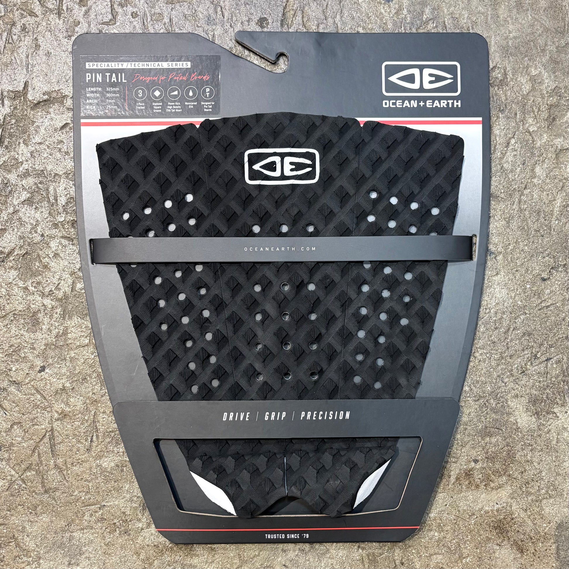 Black OCEAN&EARTH   PIN TAIL Traction on a concrete surface