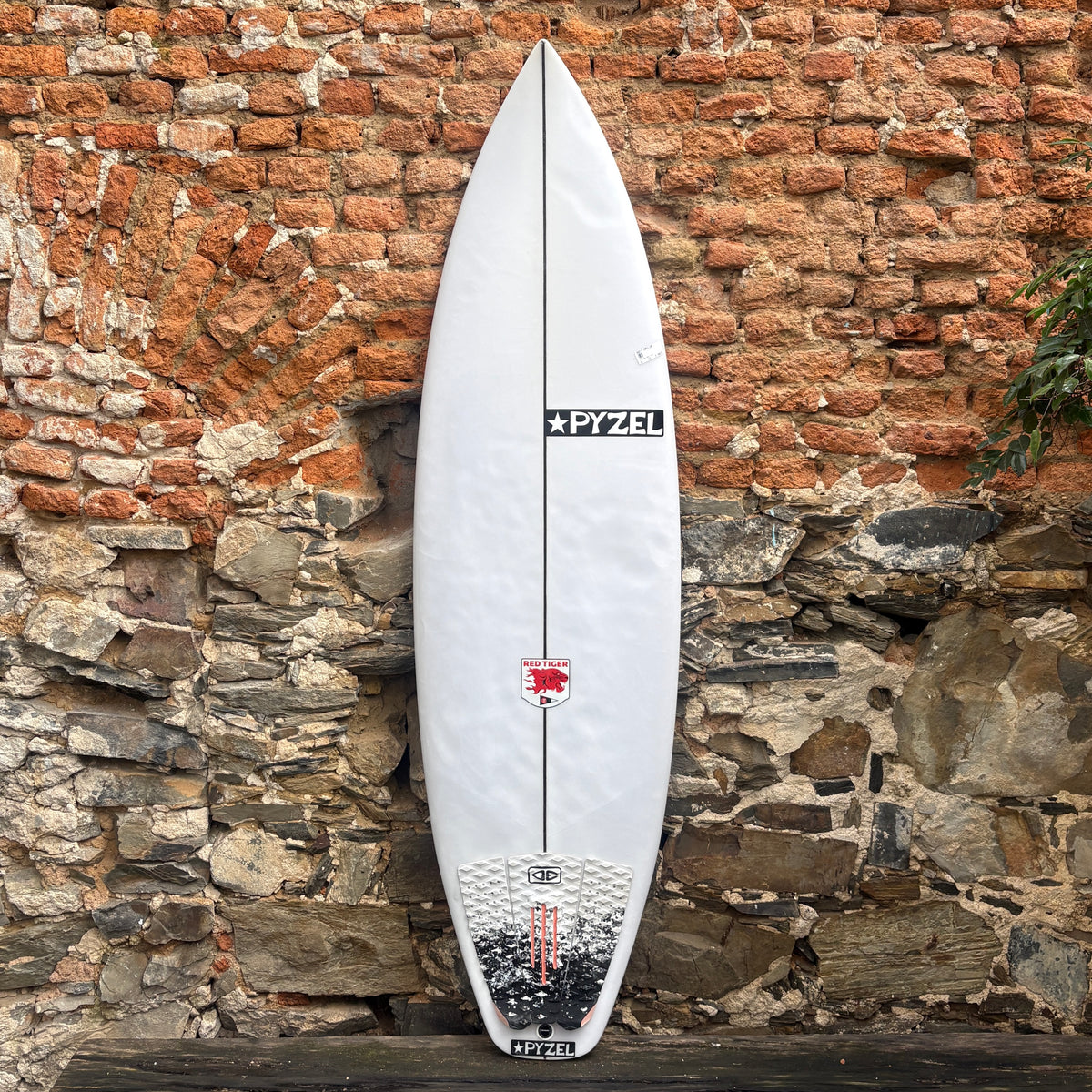 Pyzel Red Tiger 6'0" × 19 1/2" × 2 1/2" - 31.3L Second-Hand Surfboard