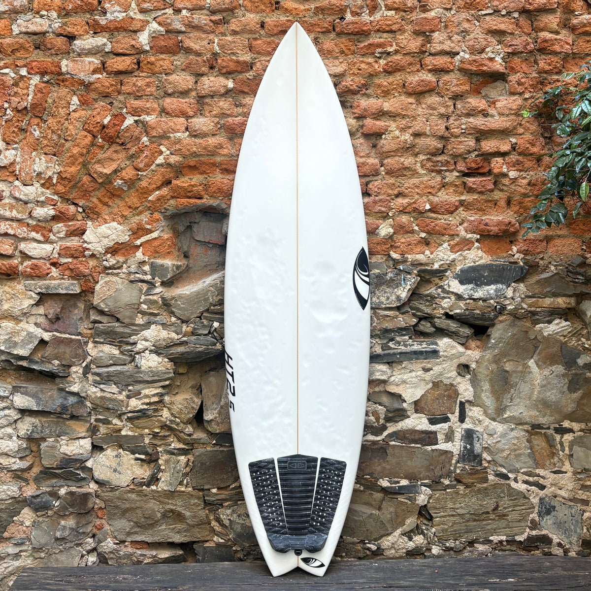 Sharp Eye HT 2.5 5'11" x 19.25 x 2.5 28.6L – Second-Hand Surfboard