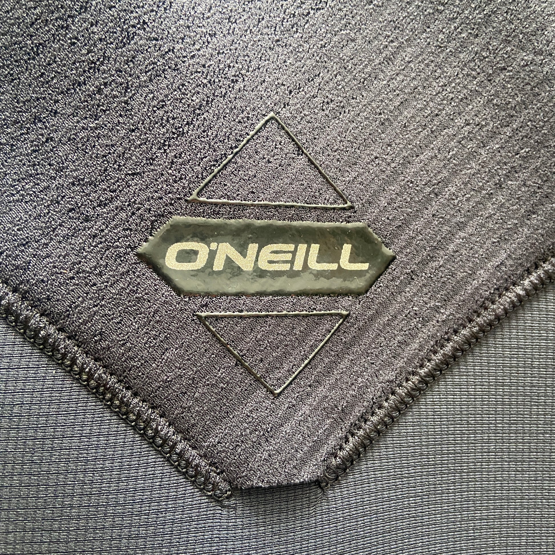 Detailed view of the back drainage hole on the O'Neill Hyperfreak 3/2mm+ Chest Zip - Black - Men's wetsuit
